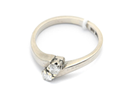 Smycken, Ring 18K vitguld 4,2g Ø17½, med diamanter 2xca0,12ct (varav en naggad) , i auktion: Pant – Tisdag 2 mars 2021