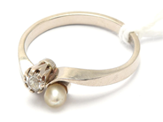 Smycken, Ring 18K vitguld brv 3,2g Ø17, med pärla och diamant 1xca0,16ct, i auktion: Pant – Tisdag 11 januari 2022