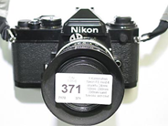 Pantvaror, 1 Kamerahus Nikon FE med 4 objektiv 24mm, 50mm, i auktion: Pant – Lördag 9 augusti 2003