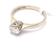 Smycken, Ring 18K 3,9g vitguld med diamant ca1,00ct skada vid klo Ø17¼, i auktion: Pant – Tisdag 29 mars 2022
