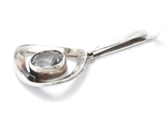 Smycken, Hänge S925 4,3g höjd: 41mm bredd: 26mm med vit sten, i auktion: Pant – Tisdag 30 augusti 2022