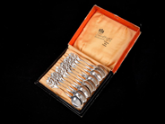Silver, Kaffeskedar 12st S830 124,1g 114mm i röd/svart etui, i auktion: Pant – Tisdag 30 augusti 2022