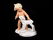 Porslin, Figurin Pojke med lamm, Schaubach kunst , i auktion: Pant – Tisdag 30 augusti 2022