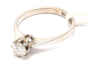 Smycken, Ring 18K 2,1g Ø15½ med diamant 1xca0,30 enligt gravyr, i auktion: Pant – Tisdag 20 september 2022