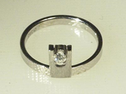 Smycken, RING 14K vitguld med briljant ca 0,10ct ca W/VS,  stl 17 1/4 mm., i auktion: Moderna – Lördag 11 november 2006
