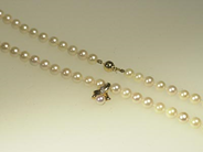 Smycken, PÄRLCOLLIER, 5,8 mm odlade pärlor, i auktion: Klassiska – Lördag 24 april 2004