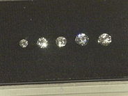 Ädelstenar, 5 DIAMANTER, 1,36 ct totalt, i auktion: Klassiska – Lördag 24 april 2004