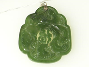 Smycken, HÄNGE, i jade med snidad drake på ena sidan och fågelmotiv på den andra, i auktion: Klassiska – Lördag 24 april 2004