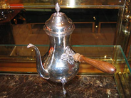 Silver, KAFFEKANNA, silver med trähandtag. höjd 23 cm., i auktion: Klassiska – Lördag 24 april 2004