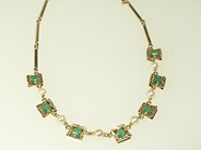 Smycken, COLLIER, 18K vikt 10.4 g odlade pärlor och gröna agater L = 42 cm, i auktion: Klassiska – Lördag 24 april 2004