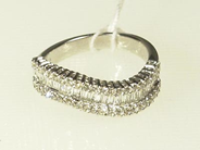 Smycken, RING, 18K vitguld med bagetter, i auktion: Klassiska – Lördag 24 april 2004