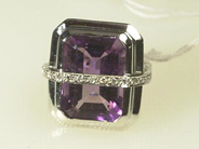 Smycken, RING, 14K vitguld med smaragdslipad ametist ca 14 ct, i auktion: Klassiska – Lördag 24 april 2004