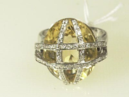 Smycken, RING, 18K vitguld, i auktion: Klassiska – Lördag 24 april 2004