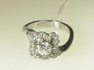 Smycken, RING, 18K vitguld, i auktion: Klassiska – Lördag 24 april 2004