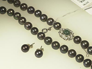 Smycken, Pärlcollier samt örhängen, odlade svarta pärlor 8 mm, i auktion: Klassiska – Lördag 24 april 2004