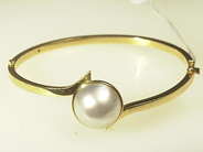 Smycken, ARMRING, 18K guld med mabe- pärla, i auktion: Klassiska – Lördag 24 april 2004