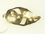 Smycken, BROSCH, 18K guld med odlade  pärlor, i auktion: Klassiska – Lördag 24 april 2004