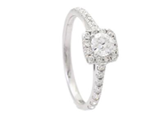 RING, 18K vitguld, briljantslipad diamant ca 0,32 ct, TW/VS, 26 briljantslipade diamanter ca 0,33 ctv, ca TW-W/VVS-VS, stl 16,5 mm, vikt 2,1 g.
