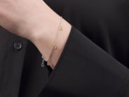 Smycken - ARMBAND, 18K vitguld/guld med 5 berlocker 17-18 cm - View 2