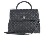 Accessoarer, CHANEL, VÄSKA, i auktion: Modekvaliten – Lördag 18 oktober