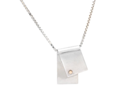 Smycken, HÄNGE MED KEDJA, sterlingsilver, i auktion: Allmänna – Tisdag 28 oktober