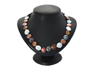 Smycken, COLLIER, färgade odlade pärldiskar av sötvatten, i auktion: Allmänna – Tisdag 9 december