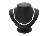 Smycken, PÄRLCOLLIER, odlade ovala sötvattenspärlor, i auktion: Allmänna – Tisdag 9 december