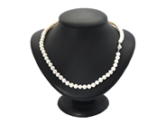 Smycken, PÄRLCOLLIER, odlade sötvattenspärlor, i auktion: Allmänna – Tisdag 9 december