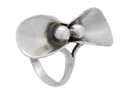 Smycken, RING, silver, i auktion: Allmänna – Tisdag 25 november