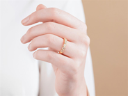 Smycken - ALLIANSRING, 18K guld med 6 smaragdslipade diamanter 0,86 ctv - View 3