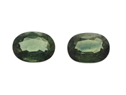 Ädelstenar, 2 GRÖNA SAFIRER, ovalslipade, i auktion: Lilla Smycken – Tisdag 2 december