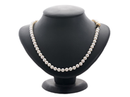 Smycken, PÄRLCOLLIER, odlade saltvattenpärlor ca 6 mm, i auktion: Lilla Smycken – Tisdag 13 januari