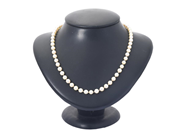 Smycken, PÄRLRAD, trasigt lås, i auktion: Allmänna – Tisdag 3 mars