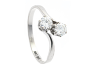 Smycken, SYSKONRING, 18K vitguld, i auktion: Lilla Smycken – Tisdag 10 februari