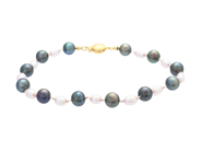 Smycken, ARMBAND, odlade färgade sötvattenpärlor, i auktion: Lilla Smycken – Tisdag 24 februari