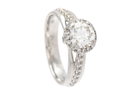 Smycken, RING, platina, i auktion: Klassiska – Lördag 21 februari