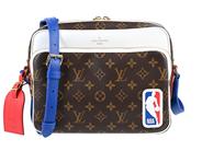Accessoarer, LOUIS VUITTON X NBA, VÄSKA, i auktion: Modekvaliten – Lördag 18 april