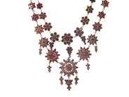 Smycken, COLLIER, gulmetall, i auktion: Allmänna – Tisdag 31 mars