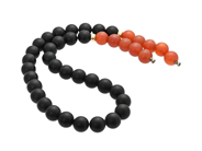 Smycken, COLLIER, kulor av onyx och karneol ca 10 mm, i auktion: Lilla Smycken – Tisdag 24 februari