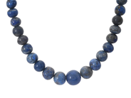 Smycken, COLLIER, lapis lazuli ca 4,3-11,0 mm, i auktion: Allmänna – Tisdag 31 mars