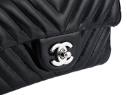 Accessoarer - VÄSKA, CHANEL. Chevron Flap Bag - View 4