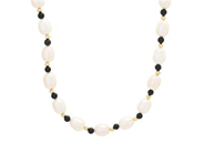 COLLIER, odlade sötvattenspärlor, svarta samt guldfärgade kulor, längd ca 46 cm, vikt 29,7 g.