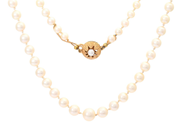 Smycken, PÄRLCOLLIER, odlade något doserade pärlor ca 5,5-8,8 mm, i auktion: Klassiska – Lördag 16 maj