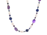COLLIER, vitmetall, ametister, odlade sötvattenspärlor, kulor av lapis lazuli, längd 46 cm, vikt 43,0 g.