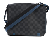 Accessoarer, VÄSKA, LOUIS VUITTON, i auktion: Modespecial – Lördag 22 augusti