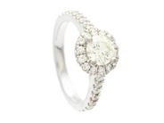 RING, 18K vitguld, briljantslipad diamant 0,60 ct, TCr(I)/VS2, GIA laserinskription 7312079948, 30 briljantslipade diamanter ca 0,40 ctv, ca W/VS, stl 15,5 mm, vikt 3,8 g.