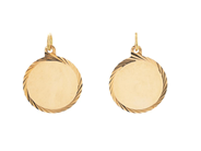 HÄNGEN, 18K guld, 2 st, form av cirklar, mönstrad kant, höjd ink. ögla 2,1 cm, vikt ca 2,2 g. på auktion i Stockholm, Stockholms län hos Kaplans Auktioner