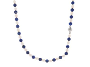 COLLIER, vitmetall, odlade sötvattenspärlor, kulor av lapis lazuli, längd 47 cm, vikt ca 27,3 g.