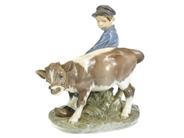 FIGURIN, pojke och kalv, Christian Thomsen, Royal Copenhagen, Danmark, nummer 772, längd ca 16 cm, höjd ca 17 cm.