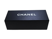 Accessoarer, KARTONG, CHANEL, i auktion: Fashionabla – Torsdag 2 juli